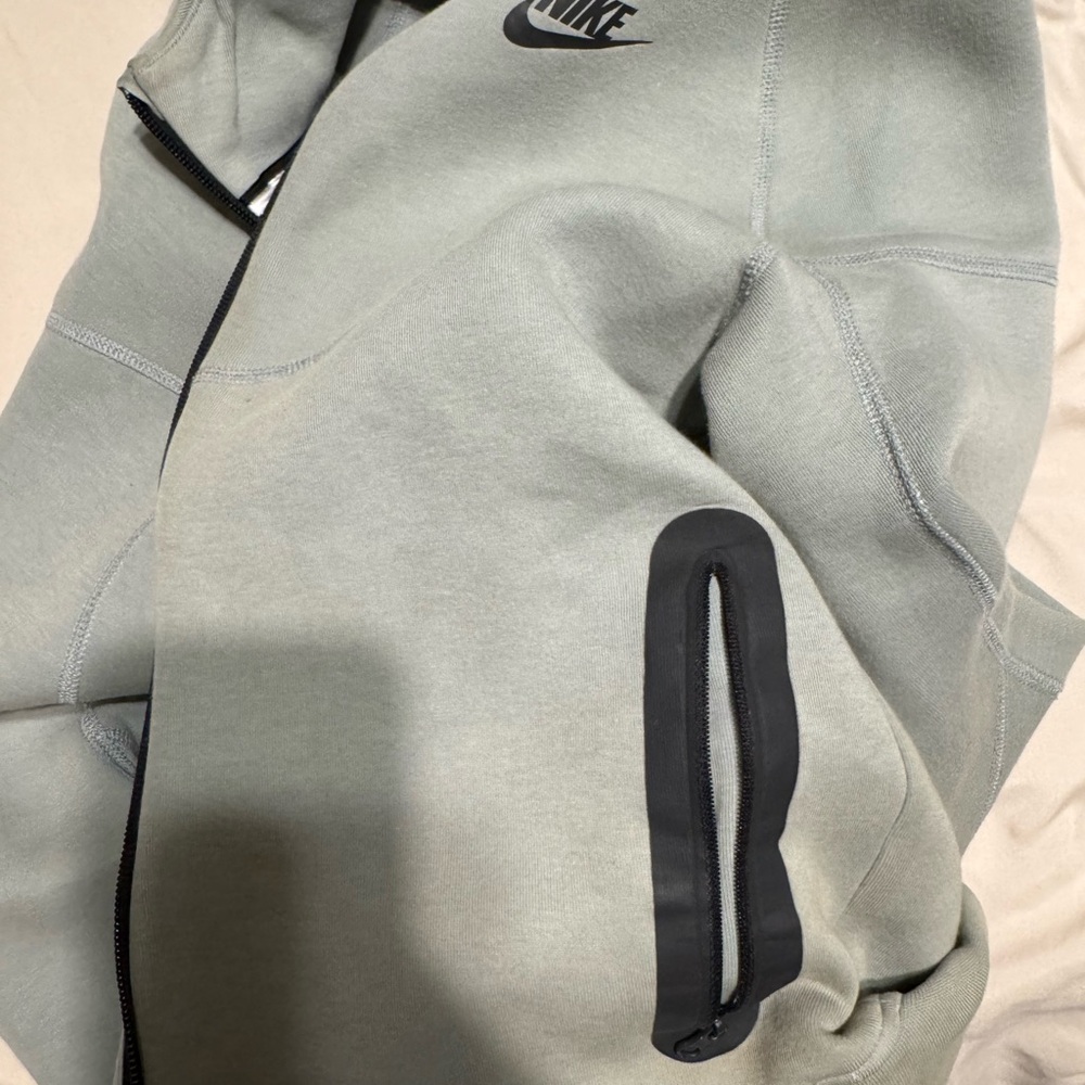 Nike tech light green
